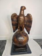E. Mater - Beeld, bronzen beeld adelaar op een wereldbol -, Antiek en Kunst, Curiosa en Brocante