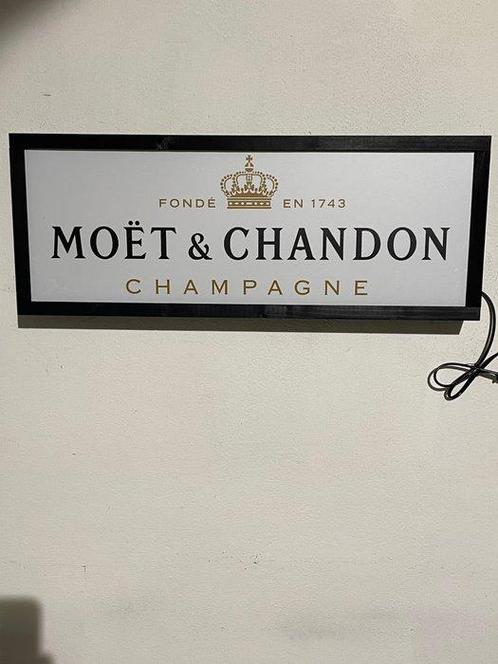 Reclamebord met achtergrondverlichting - Champagne Moët &, Antiek en Kunst, Antiek | Wandborden en Tegels