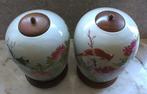 2 X Chinese gemberpot hand geschilderd incl. houten voet. -