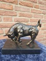 Decoratief ornament - Europa - Stier op marmeren voet.