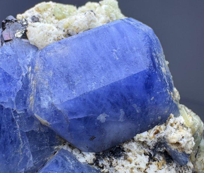 Fluorescerende Hackmanite Kristallen op matrix - Hoogte: 98, Verzamelen, Mineralen en Fossielen