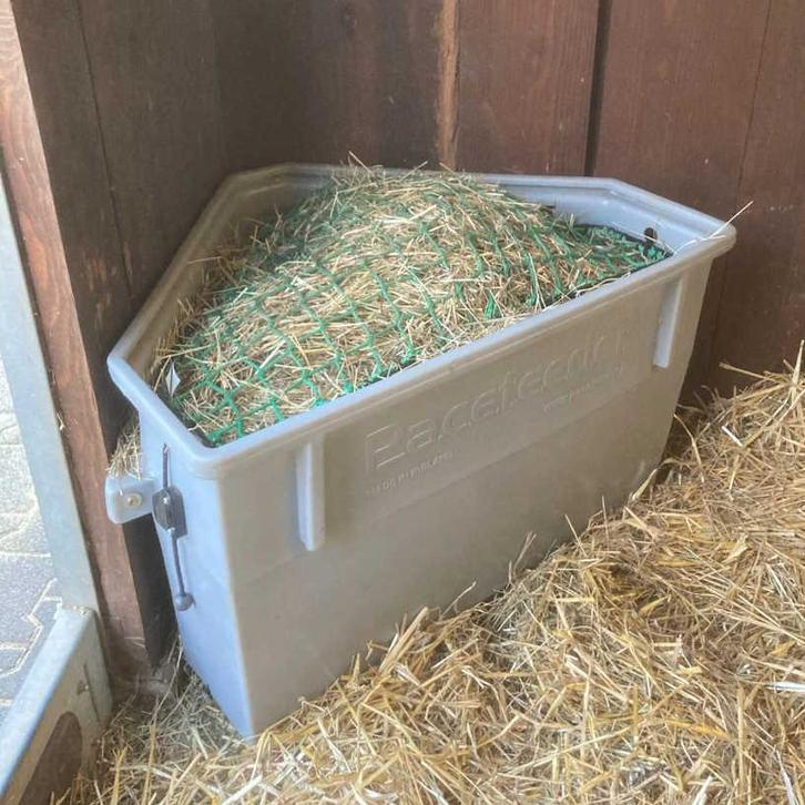Pacefeeder XL grijs, met paarden slowfeedernet 60mm, Dieren en Toebehoren, Paarden en Pony's | Verzorgingsproducten, Nieuw, Ophalen of Verzenden