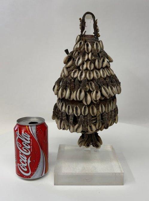 Tribaal gebruikte callebas versierd met kaurischelpen, Antiek en Kunst, Kunst | Niet-Westerse kunst