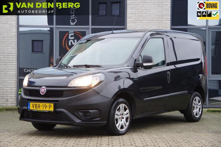 Fiat Dobló Cargo 1.6 MJ 105 PK EURO 6! 3-ZITS, AIRCO, NAVI,, Auto's, Bestelauto's, Onderhoudsboekje, Lease, Zwart, Handgeschakeld