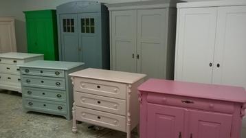 Zeer veel Brocante commodes met bijpassende kasten beschikbaar voor biedingen