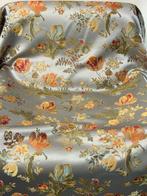 Fluwelen jacquard met bloemenmotief op een zilverkleurige