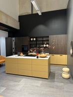 Nolte Showroom keuken – NEO leaf/caramel incl. Apparaten, Geel, Nieuw, Kunststof, Met kookeiland