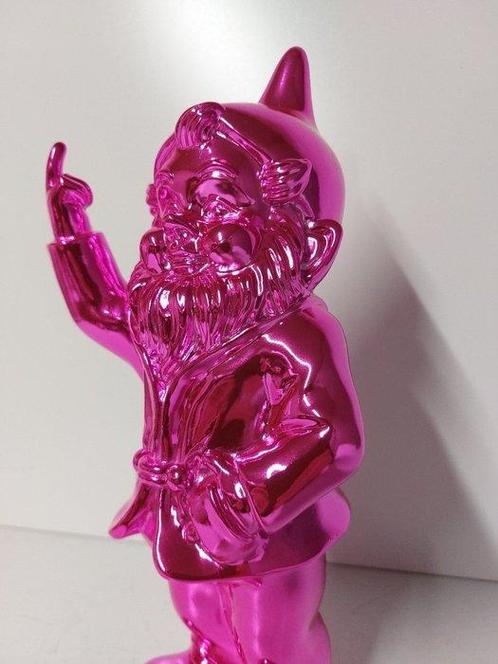Beeld, naughty fuchsia gnome with middle finger - 30 cm -, Antiek en Kunst, Curiosa en Brocante
