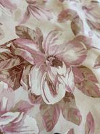 Elegante Sanderson-dessines stof met een bloemenpatroon over