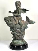 sculptuur, Cherubijn op een vis - 44 cm - Verbronsd - 1900, Antiek en Kunst