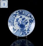 Een Chinees blauw-wit bord met Waterplanten. - Porselein -