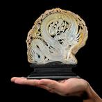 Prachtige gegraveerde parelmoer op een aangepaste standaard