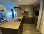 Showroomkeuken moderne complete keuken met schiereiland met, Huis en Inrichting, Keuken | Complete keukens, Bruin, Hoekkeuken