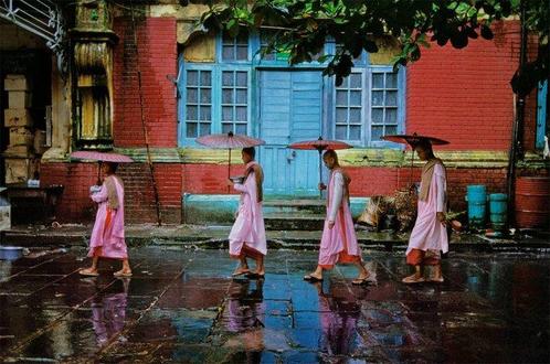 Steve McCurry (1950) - Procession of Nuns, Rangoon, Burma,, Antiek en Kunst, Kunst | Schilderijen | Modern