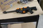 Speelgoed geweer zwart oranje 1 x deee mist bat klepje, Nieuw, Verzenden