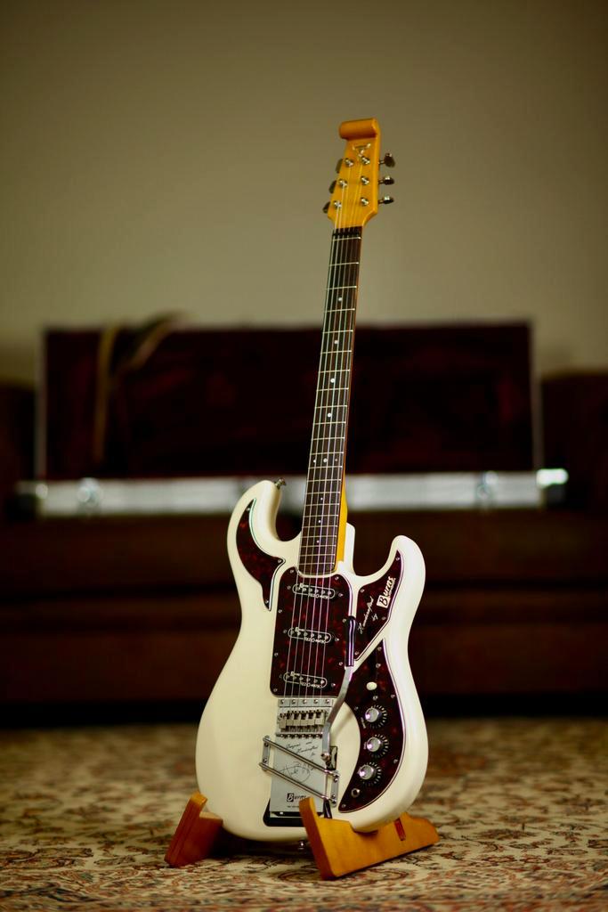 Burns “The Legend” Hank Marvin Signature | White, Muziek en Instrumenten, Snaarinstrumenten | Gitaren | Elektrisch