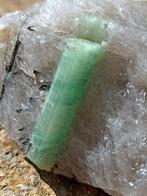 ruwe smaragd kristallen op kwarts - Hoogte: 75 mm - Breedte:, Verzamelen, Mineralen en Fossielen