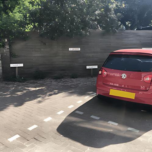Parkeerplaats aan de Sumatrastraat, Huizen en Kamers, Garages en Parkeerplaatsen