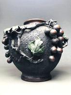 Vaas - Brons, Reliëfsculptuurvaas met druivenmotief van, Antiek en Kunst