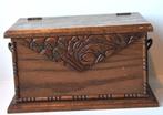 Decoratief ornament - antieken schrijfkist met houtsnijwerk