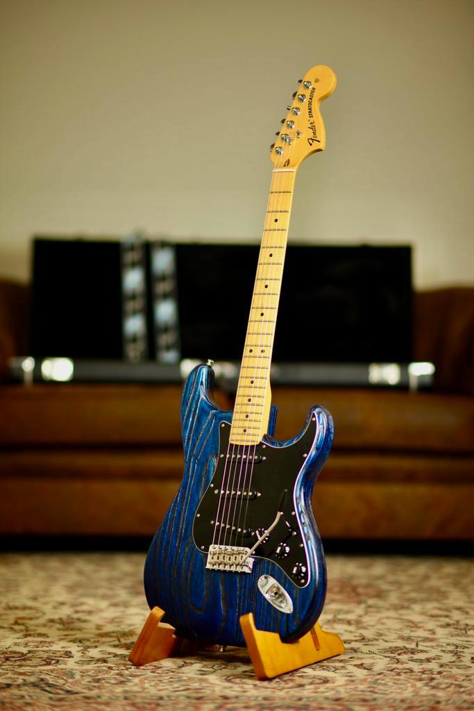 Fender Ltd Sandblasted Ash Stratocaster 2015 | Sapphire Blue, Muziek en Instrumenten, Snaarinstrumenten | Gitaren | Elektrisch