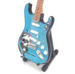 Miniatuur Fender Stratocaster gitaar met gratis standaard, Nieuw, Ophalen of Verzenden, Pop, Beeldje of Miniatuur