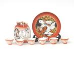 Een porseleinen sake set, erotische scènes, Japan, 20e eeuw