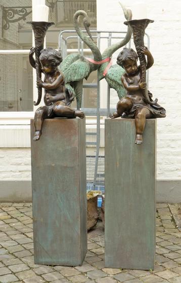 Twee bronzen beelden, putti met ‘hoorn-des-overvloeds’ beschikbaar voor biedingen