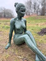 Bronzen beeld van een zittende vrouw - Tijdloze elegantie, Tuin en Terras, Tuinbeelden, Verzenden, Nieuw, Metaal, Mensenbeeld