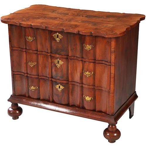 Olijfhouten orgelgebogen commode rondom geschulpt ca 1715 No, Antiek en Kunst, Antiek | Meubels | Kasten, Ophalen of Verzenden