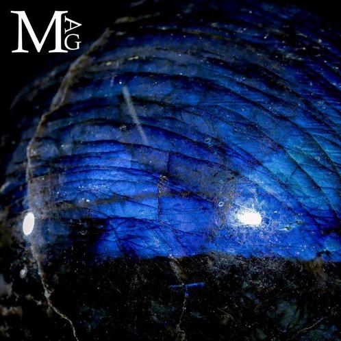Labradoriet - Iriserende reflecties uit de binnenste ruimte., Verzamelen, Mineralen en Fossielen