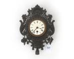 Een gezwart gietijzeren wandklok, Frankrijk, begin 20e eeuw