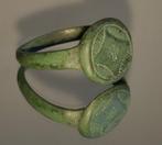 Middeleeuws Brons Middeleeuwse bronzen ring met een kruis.