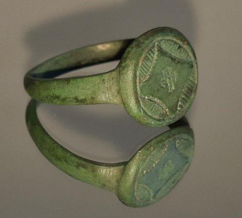 Middeleeuws Brons Middeleeuwse bronzen ring met een kruis., Antiek en Kunst, Antiek | Overige Antiek