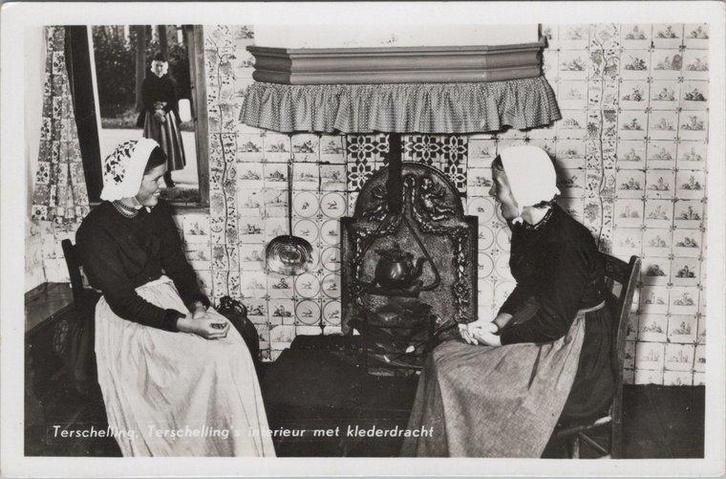 TERSCHELLING - Interieur met Klederdracht, Verzamelen, Ansichtkaarten | Nederland, Verzenden