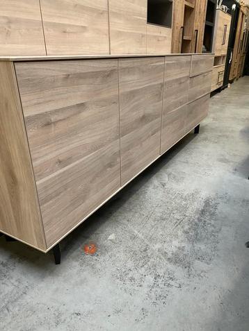 Famous dressoir, fresh oak beschikbaar voor biedingen