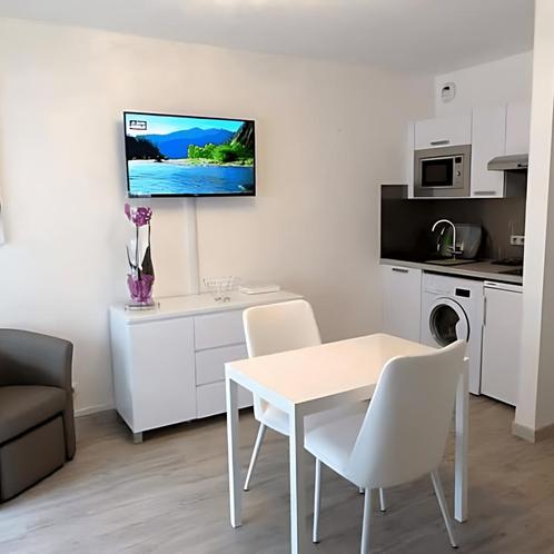 Furnished Studio met Mezzanine in Amsterdam gevonden in Amst, Huizen en Kamers, Kamers te huur, 20 tot 35 m², Amsterdam
