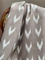 Dubbel breed. Exclusief ikat-gedrukt etnisch voor decoratie