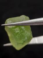 Natural Green Peridot - 10.284 ct - rough gemstone - for fac, Sieraden, Tassen en Uiterlijk, Edelstenen, Nieuw