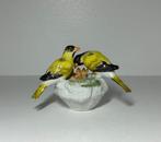 Meissen - Beeldje - Pair of Canaries Feeding their young in