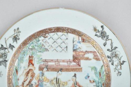 Bord - decorated in the famille rose palette with figures -, Antiek en Kunst, Antiek | Overige Antiek