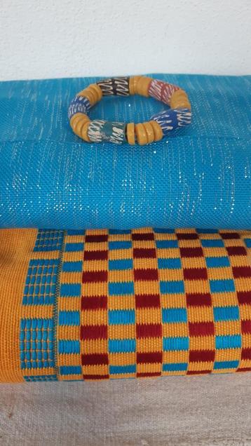 Traditionele geweven kente uit Ghana beschikbaar voor biedingen