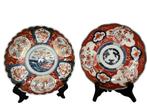 Twee Imari borden - Keramiek - Japan - Meiji periode, Antiek en Kunst