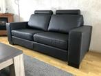 Leren 2.5-zits bank met hoofdsteunen en houten poten -, Huis en Inrichting, Banken | Bankstellen, Ophalen of Verzenden, Nieuw