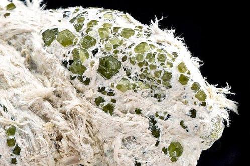 Oud Andradiet specimen Demantoïde Een klassieker uit de, Verzamelen, Mineralen en Fossielen