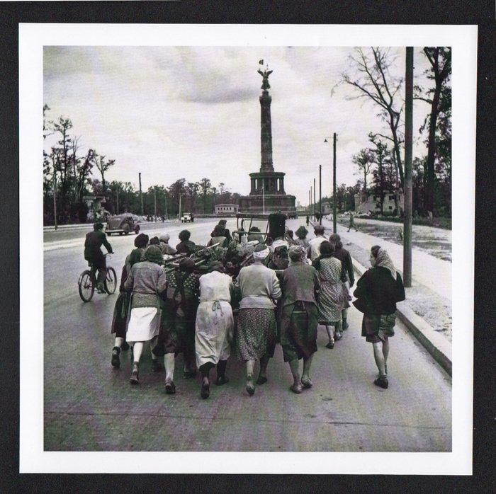 Robert Capa (1913–1954) - Group of the women (Trümmerfrauen), Antiek en Kunst, Kunst | Designobjecten