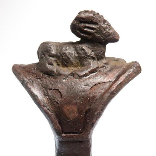 Mesopotamisch Brons Bijlblad met liggende ibex, Antiek en Kunst, Antiek | Overige Antiek