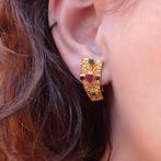 18 Krt. Gouden Oosterse oorstekers | Robijn saffier smaragd, Goud, Met edelsteen, Gebruikt, Ophalen of Verzenden