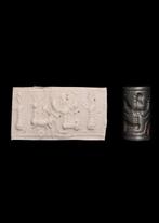 Mesopotamisch hematiet Cilinderzegel met gevleugelde figuren, Antiek en Kunst