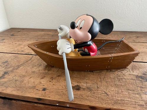 Disney - Beeldje - Disney Mickey Mouse beeldje in boot met, Verzamelen, Disney
